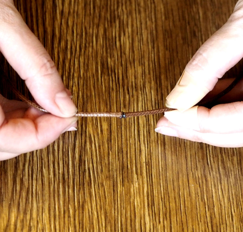 Как соединить резинку для волос в кольцо